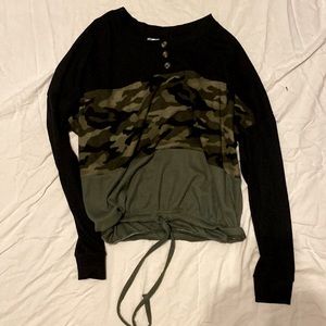 Camouflaged light cropped sweater